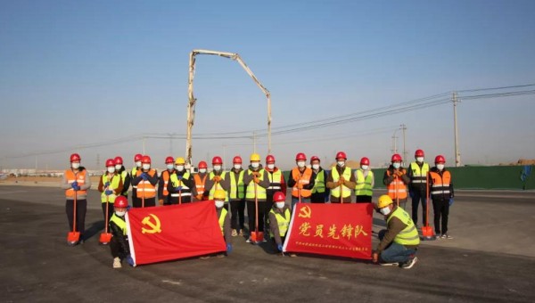 建設(shè)一支隊(duì)伍，舉起一面旗幟，鞏固一個(gè)陣地，履行一份承諾?！拔沂屈h員，我先上！”面對(duì)突發(fā)疫情遭遇戰(zhàn)，三公司黨支部充分發(fā)揮戰(zhàn)斗堡壘作用，廣大黨員主動(dòng)請(qǐng)纓，挺身而出，沖鋒在前，在戰(zhàn)疫搶工一線，黨員先鋒隊(duì)一次