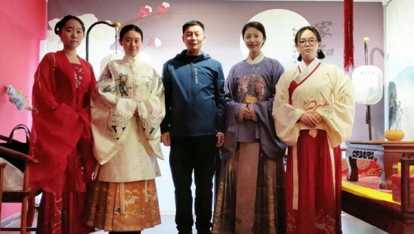 在春意盎然的3月，迎來(lái)了第113個(gè)“三八”國(guó)際勞動(dòng)?jì)D女節(jié)，為深入學(xué)習(xí)宣傳貫徹黨的二十大精神，進(jìn)一步加強(qiáng)對(duì)廣大女職工的思想政治引領(lǐng)，激勵(lì)廣大女職工奮進(jìn)新征程，建功新時(shí)代，鼓勵(lì)女職工在閱讀中獲取知識(shí)、增長(zhǎng)