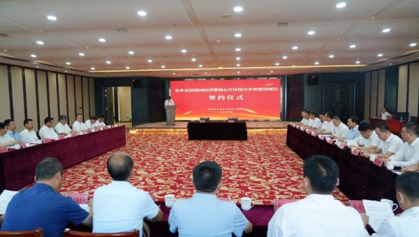 8月28日，甘肅建投與東鄉(xiāng)縣在臨夏市簽訂沿洮河經(jīng)濟(jì)帶核心片區(qū)綜合開(kāi)發(fā)建設(shè)項(xiàng)目戰(zhàn)略合作協(xié)議。臨夏州委書記郭鶴立，州政協(xié)主席張志軍，州委常委、州委統(tǒng)戰(zhàn)部部長(zhǎng)馬超；甘肅建投黨委副書記、總經(jīng)理束水龍，黨委常委