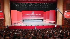 金秋九月，碩果盈枝；七秩弦歌，風(fēng)華正茂。9月28日，甘肅建投召開(kāi)成立70周年慶祝大會(huì)，共祝偉大祖國(guó)繁榮昌盛、共祝甘肅建投基業(yè)長(zhǎng)青！甘肅建投黨委書(shū)記、董事長(zhǎng)蘇躍華在致辭中，首先代表甘肅建投全體職工，對(duì)蒞
