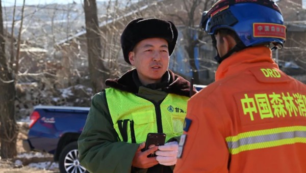 積石山地震發(fā)生后，朱貴民臨危受命，連夜組織人員設(shè)備馳援災(zāi)區(qū)。天還沒有亮，救援簡(jiǎn)易帳篷開始搭建，受災(zāi)群眾們?cè)诎踩貛鹑∨諝庵袕浡o張的氣息，“我們要加快救援速度，災(zāi)情不等人！”為保證計(jì)劃工期順