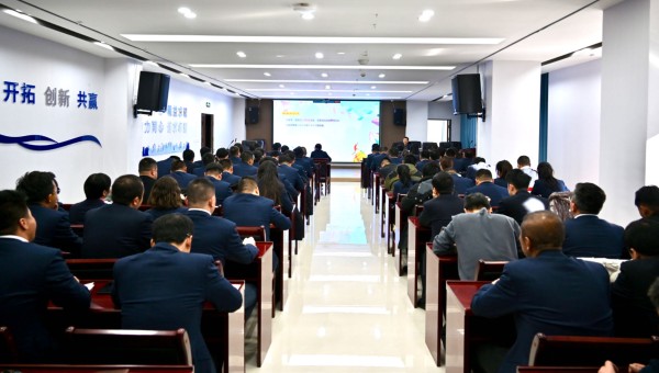 為進(jìn)一步強(qiáng)化國有企業(yè)思想政治工作，切實(shí)提升職工心理健康服務(wù)質(zhì)量和水平，引導(dǎo)廣大職工以健康的心態(tài)積極投身工作，助力和諧企業(yè)文化建設(shè)，近日，交科公司邀請(qǐng)心理咨詢師楊禮華為廣大干部職工開展了“壓力認(rèn)知與應(yīng)對(duì)
