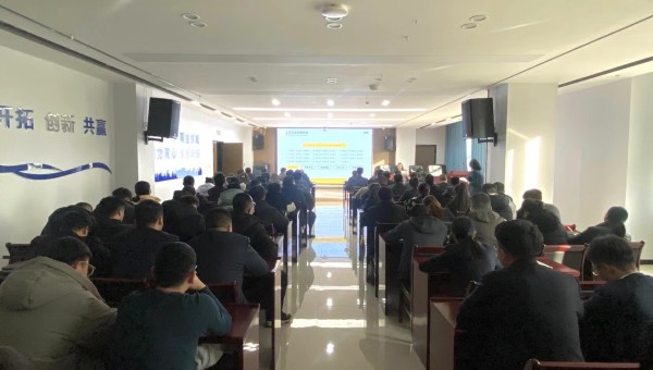 連日來，交科公司利用冬休契機(jī)，組織開展了冬季職工崗位能力提升培訓(xùn)，通過專業(yè)知識(shí)講授、管理制度講解、業(yè)務(wù)交流座談等形式，使廣大干部職工有效提升了業(yè)務(wù)素養(yǎng)、深入掌握了管理制度、強(qiáng)化了履職盡責(zé)意識(shí)，促進(jìn)標(biāo)準(zhǔn)