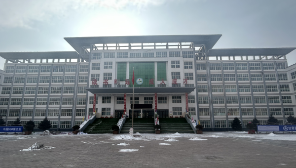 春節(jié)將至，大多數(shù)建設(shè)者已踏上歸途，但在臨夏積石山縣積石中學(xué)災(zāi)后維修項(xiàng)目施工現(xiàn)場，仍是一派如火如荼、干勁十足的繁忙景象，墻面修補(bǔ)、吊頂安裝、更換震損礦棉板等作業(yè)緊張有序進(jìn)行，為即將到來的新春佳節(jié)“渲染”