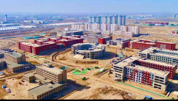 復(fù)工以來，蘭州工業(yè)學(xué)院蘭州新區(qū)新校區(qū)建設(shè)項(xiàng)目火力全開，走近各作業(yè)面，材料運(yùn)輸車輛來回穿梭、支溝作業(yè)現(xiàn)場(chǎng)轟鳴作響、體育場(chǎng)周邊大型吊機(jī)往來運(yùn)作、綜合管廊內(nèi)電焊火花飛揚(yáng)……一派忙碌景象！據(jù)了解，項(xiàng)目部緊緊圍