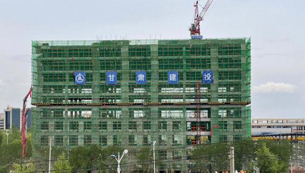 伴隨著辦公樓主體質(zhì)量驗收順利通過，標志著甘肅省交科建設(shè)有限公司承建的蘭州大宏蘭州新區(qū)二期綜合辦公樓建設(shè)項目已邁向新的建設(shè)階段。自開工以來，項目管理團隊秉承“只爭朝夕搶工期精心組織出精品”的理念，緊緊圍