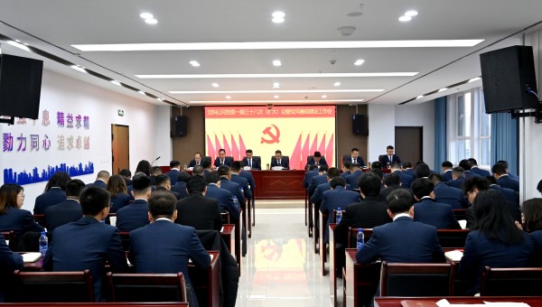 2月28日上午，交科公司黨委一屆三十八次（擴(kuò)大）會暨黨風(fēng)廉政建設(shè)工作會順利召開。會議傳達(dá)學(xué)習(xí)了習(xí)近平總書記重要文章《健全全面從嚴(yán)治黨體系》和甘肅建投黨委一屆五次全體(擴(kuò)大)會議精神；審議通過了交科公司
