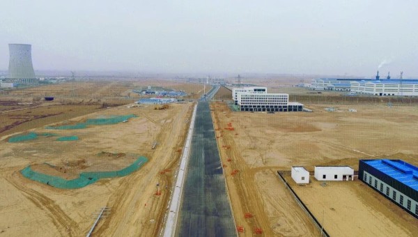 “目前，該項(xiàng)目路槽已開挖5.1公里，結(jié)構(gòu)層施工完成2.1公里，管網(wǎng)施工進(jìn)度達(dá)到60%，現(xiàn)場投入挖掘機(jī)、混凝土泵車等機(jī)械設(shè)備二十余臺，勞務(wù)作業(yè)人員五十余名正在加緊作業(yè)！”項(xiàng)目負(fù)責(zé)人告訴筆者，項(xiàng)目在春節(jié)后